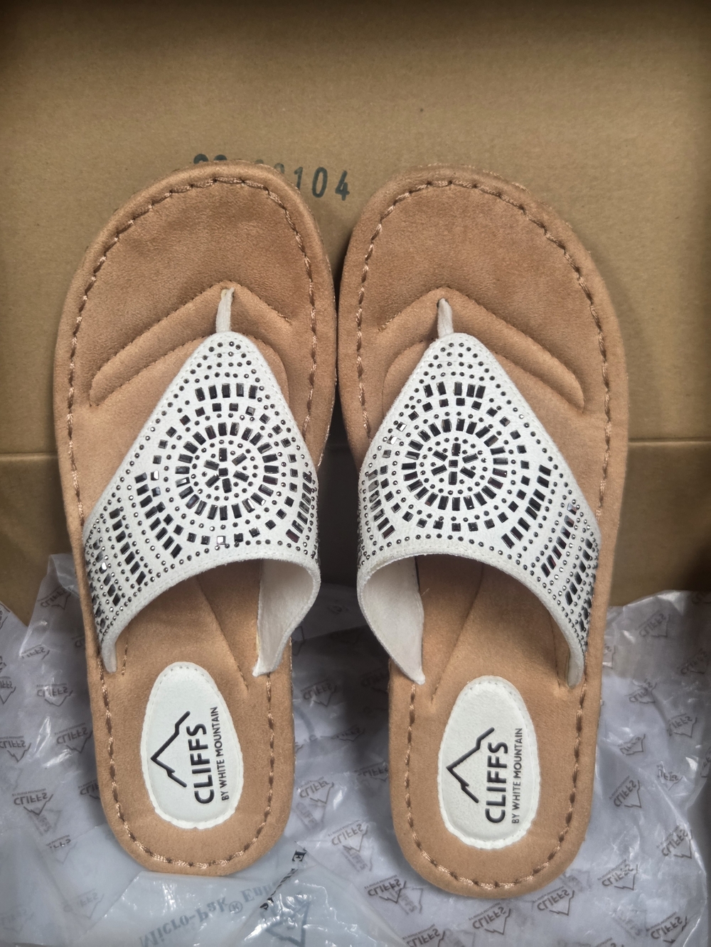 Cliffs by White Mountain Cienna White Thong Sandals Women's Size 7.5 NIB